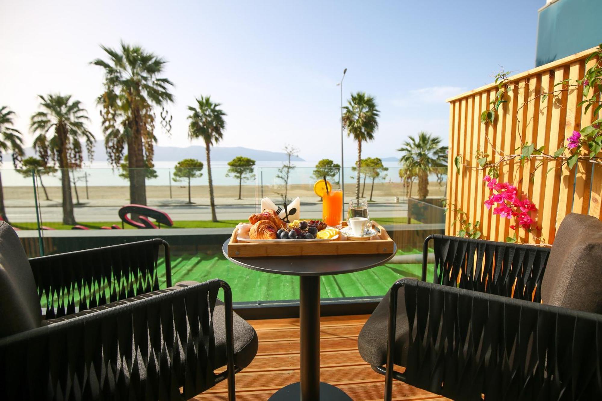 Charm Hotel Vlorë Exteriör bild
