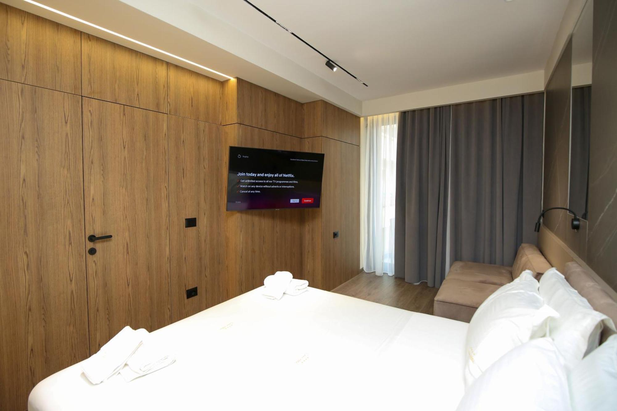 Charm Hotel Vlorë Exteriör bild