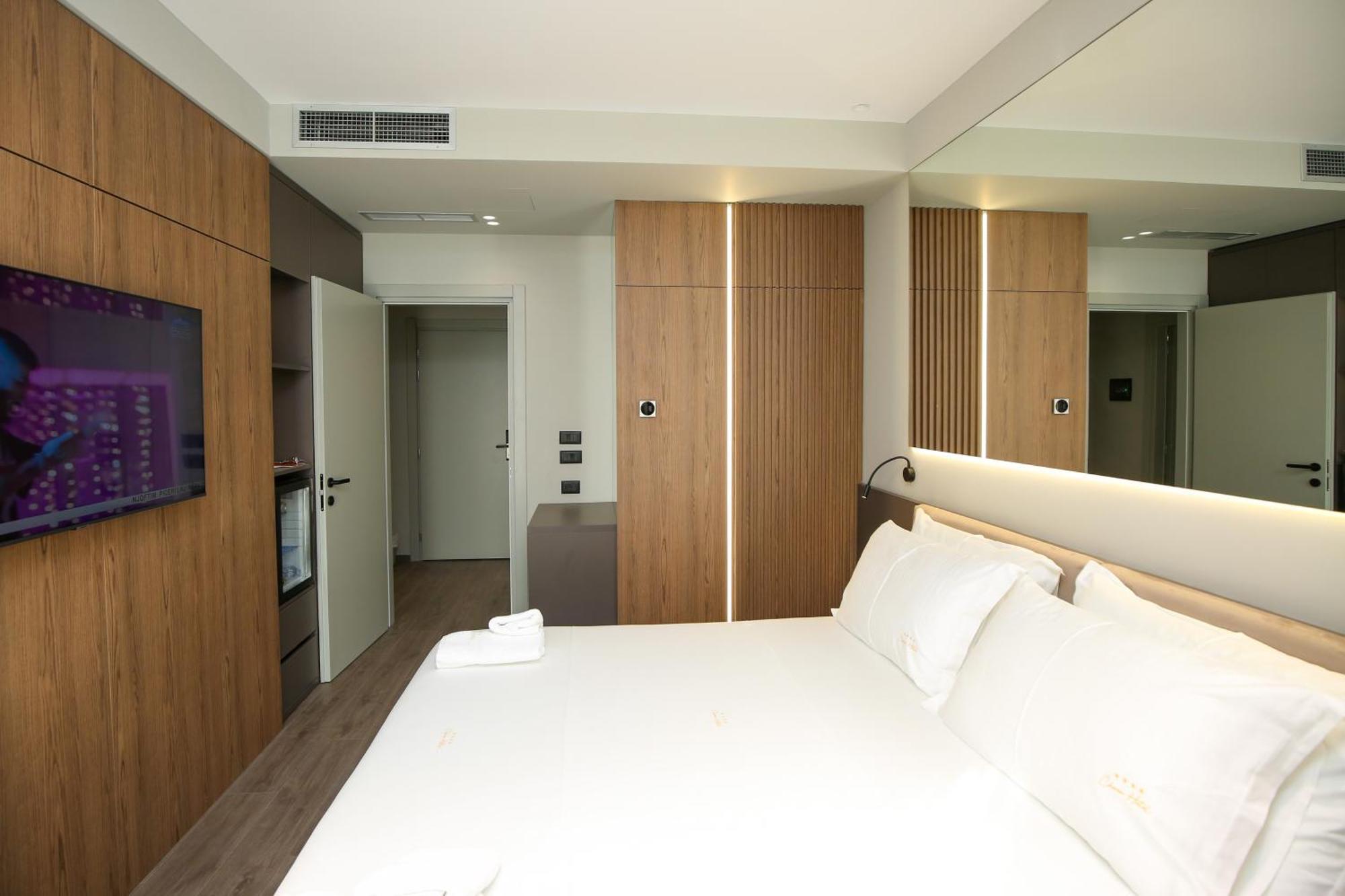 Charm Hotel Vlorë Exteriör bild