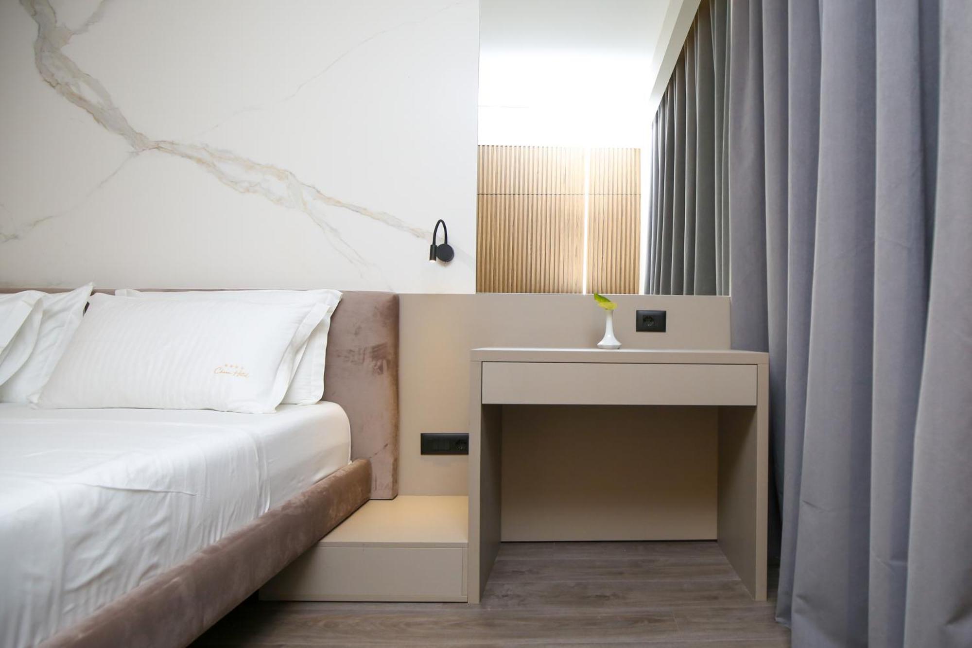 Charm Hotel Vlorë Exteriör bild