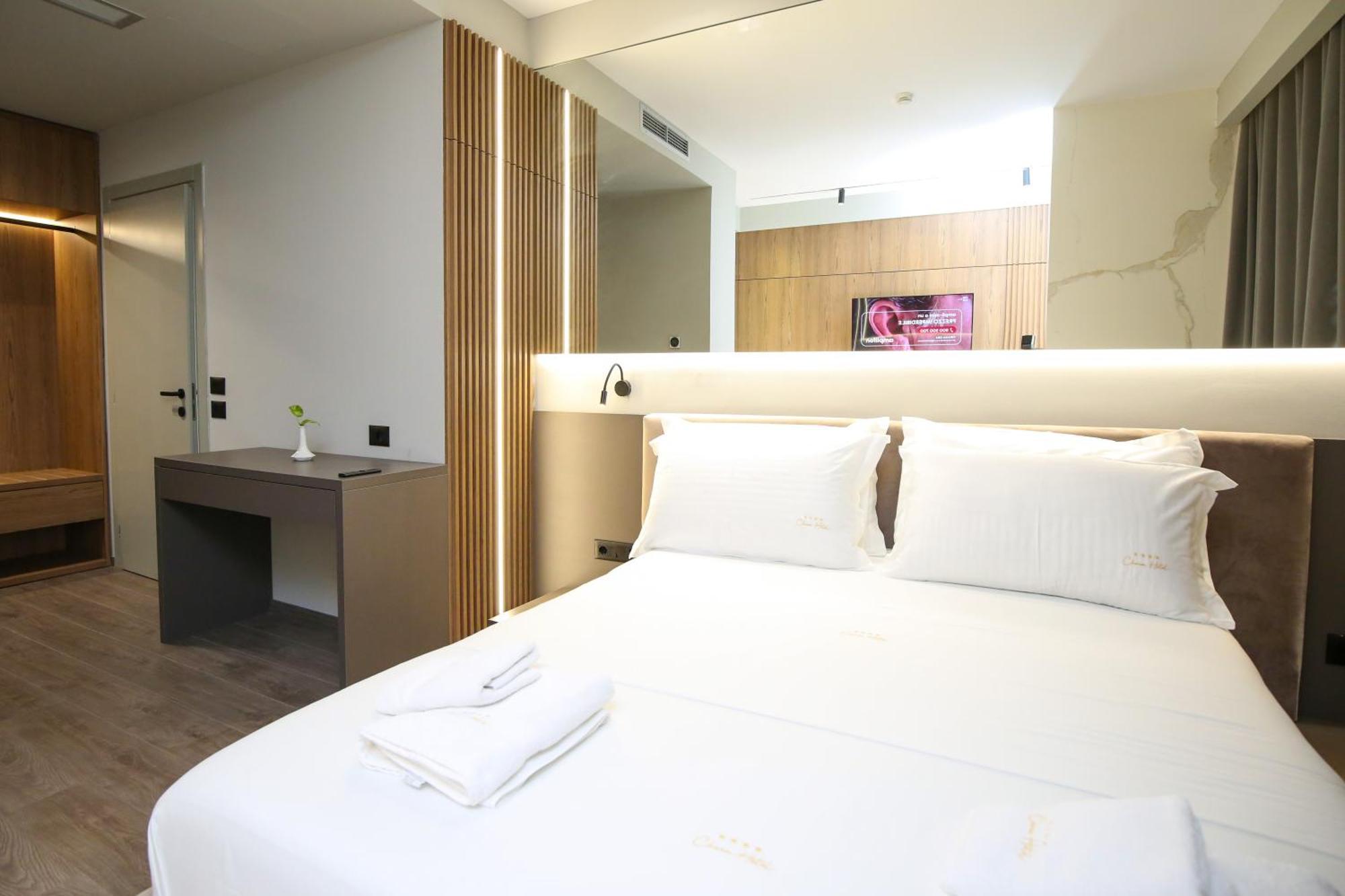 Charm Hotel Vlorë Exteriör bild