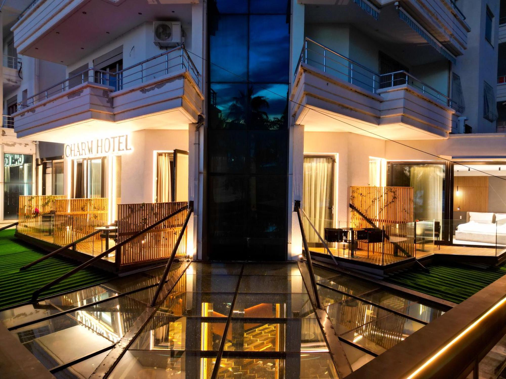 Charm Hotel Vlorë Exteriör bild