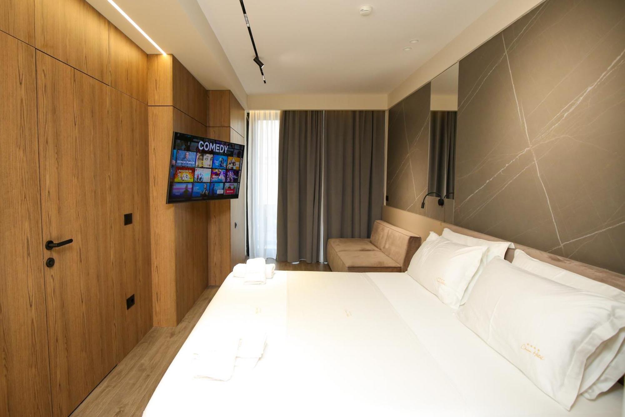 Charm Hotel Vlorë Exteriör bild