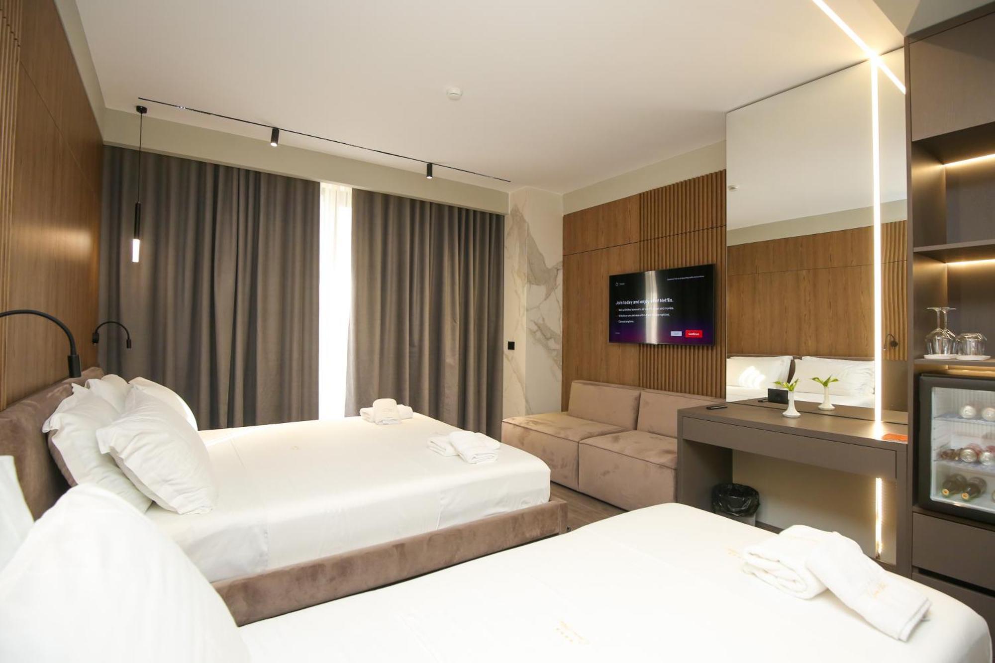 Charm Hotel Vlorë Exteriör bild