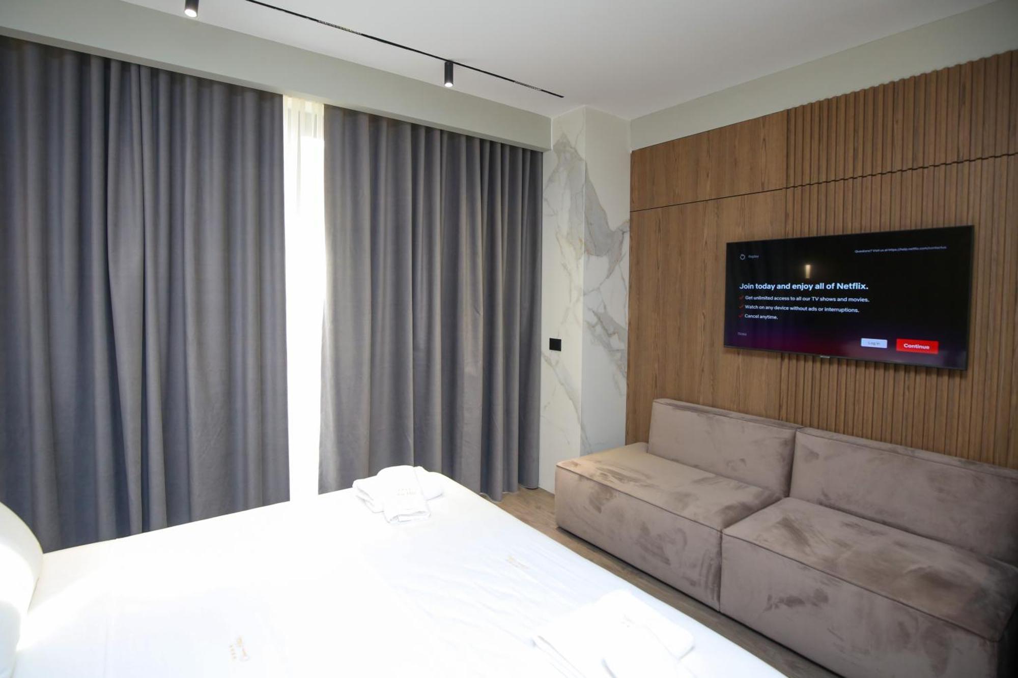 Charm Hotel Vlorë Exteriör bild