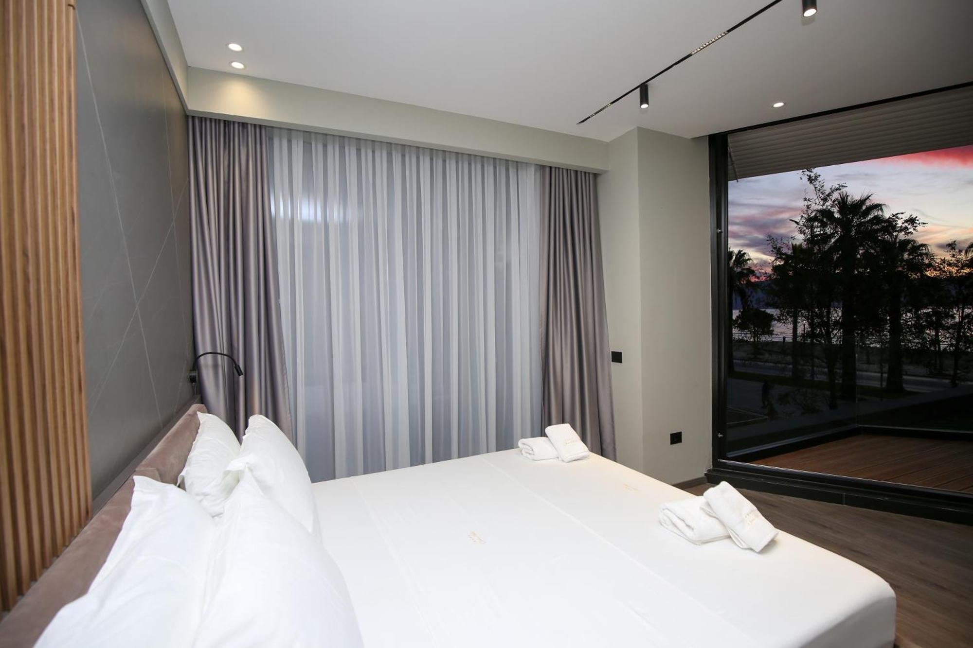 Charm Hotel Vlorë Exteriör bild