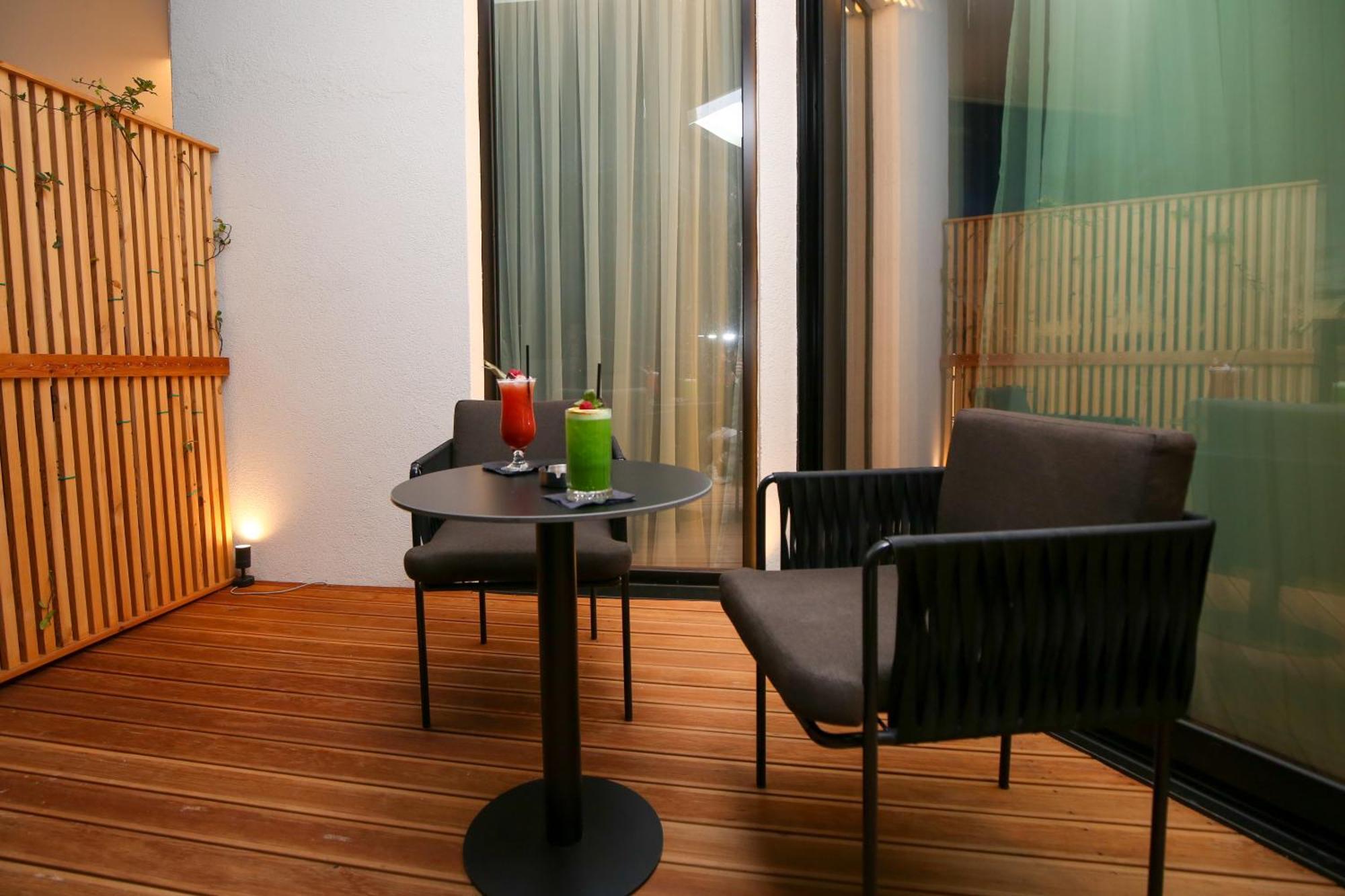 Charm Hotel Vlorë Exteriör bild