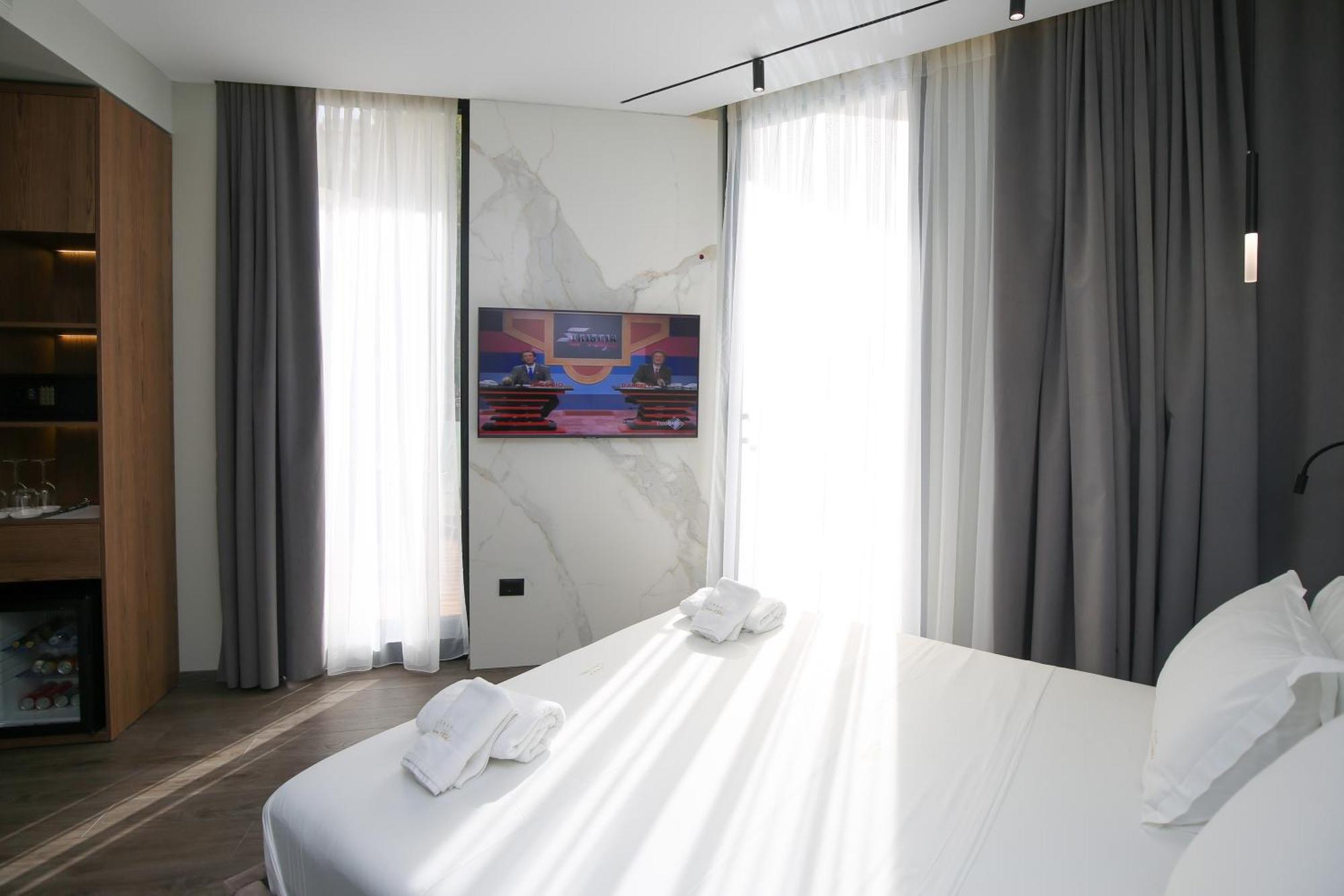 Charm Hotel Vlorë Exteriör bild