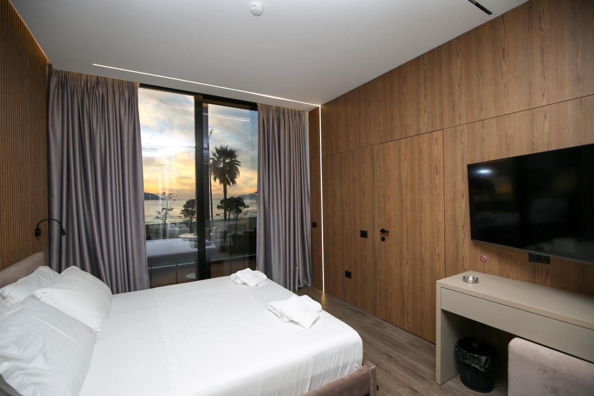 Charm Hotel Vlorë Exteriör bild