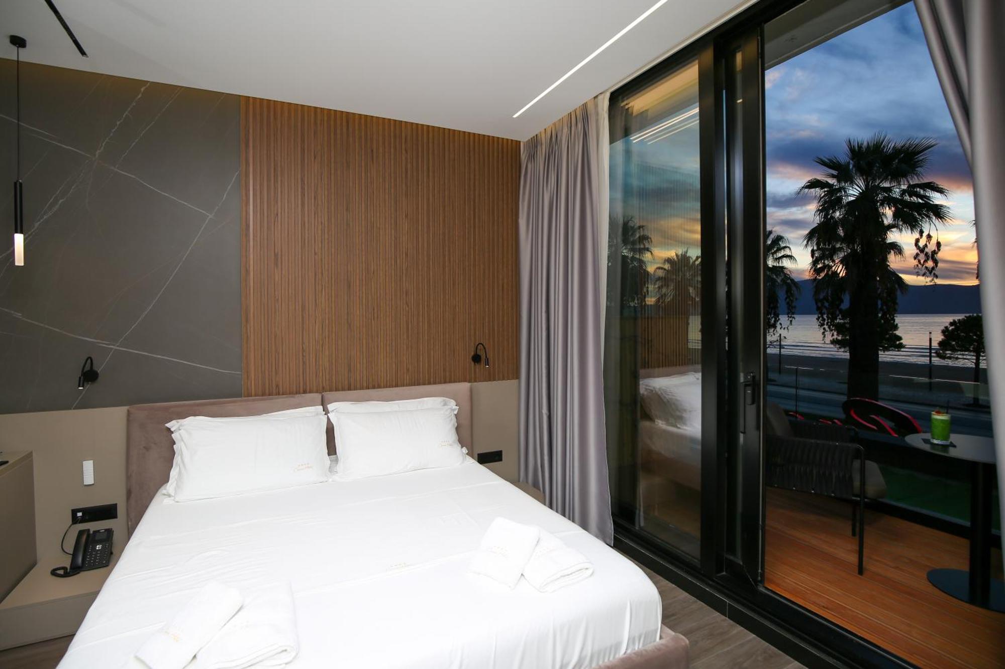 Charm Hotel Vlorë Exteriör bild