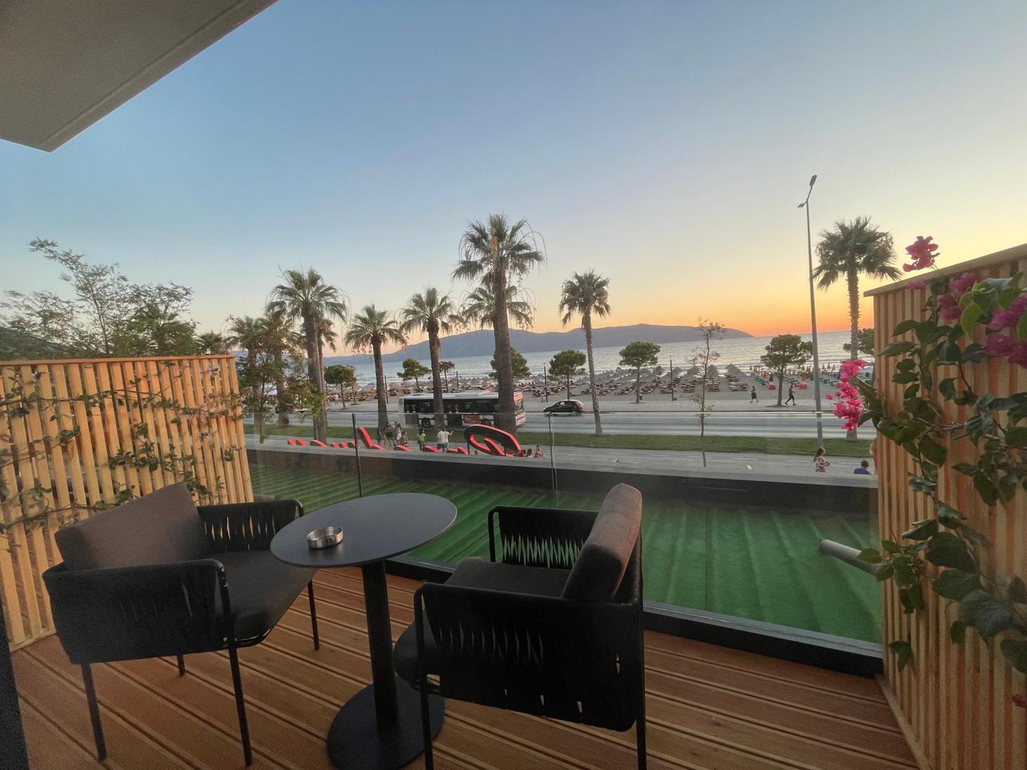 Charm Hotel Vlorë Exteriör bild