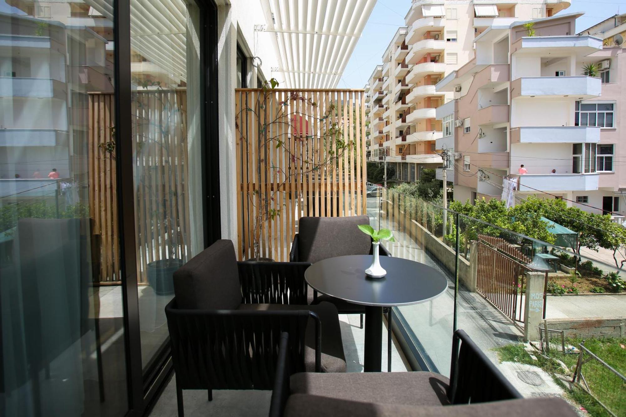 Charm Hotel Vlorë Exteriör bild