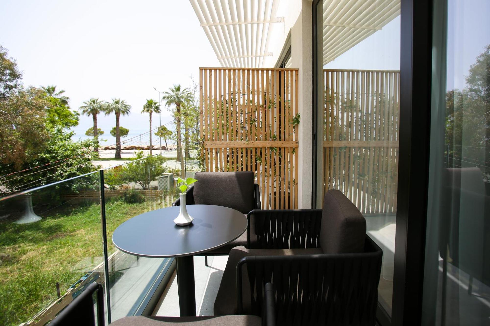 Charm Hotel Vlorë Exteriör bild