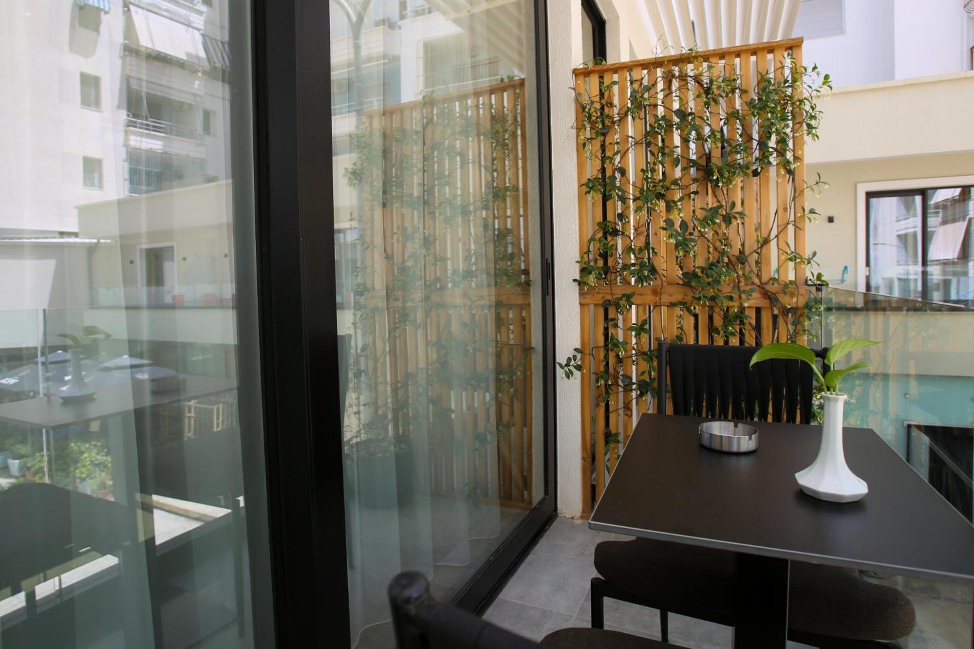 Charm Hotel Vlorë Exteriör bild